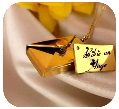 Chainette enveloppe avec lettre gravée or